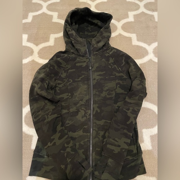 Lululemon Incognito Scuba in Green Camo- Size 6 - Picture 3 of 3